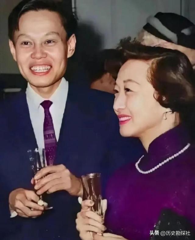 1981年，杜聿明的葬礼上，女儿杜致礼和杨振宁的留影，悲痛难掩！