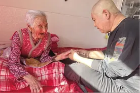 57岁孙子把108岁奶奶宠成了孩子图片