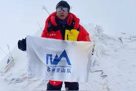 7546米！苏州登山队队员无氧登顶慕士塔格峰图片