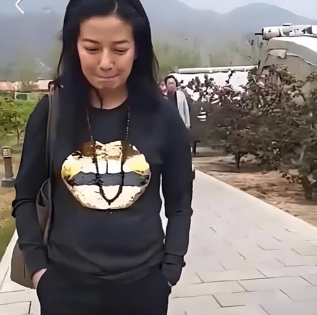 拔出萝卜带出泥！49岁赵薇近况被曝，原来圈内封杀只是冰山一角