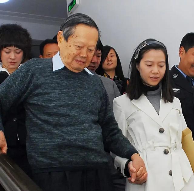 杨振宁长子杨光诺：感谢继母翁帆，这些年她是全家最温暖的依靠