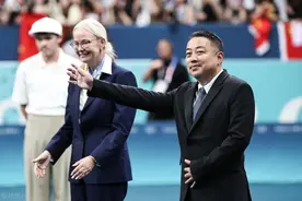 刘国梁卸任后，目前仍在国际乒联履职，王励勤邀请他多回家看看图片