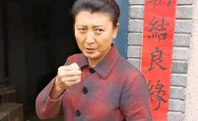 道歉不到24小时，闫学晶再迎三大噩耗	，她儿子可能30万都赚不到了