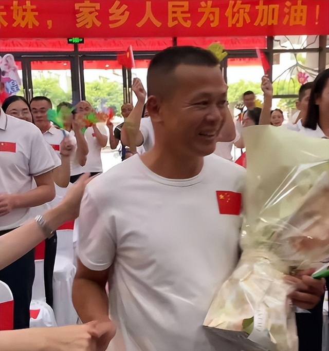 演都不演了！全红婵爸爸用冠军名号赚钱，评论区恶心的一幕出现了