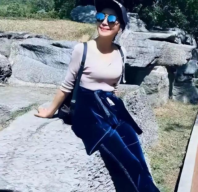 被丁克耽误半生，51岁她拼命生下一儿一女，如今活成女人的羡慕