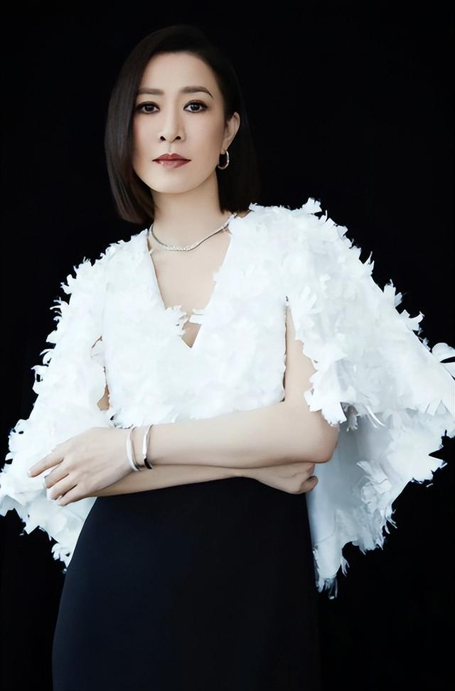 没想到，许绍雄猝然离世不到24小时，佘诗曼竟因一个举动口碑暴涨