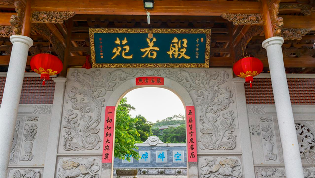 鼓山深处小众静谧寺庙，名气虽没涌泉寺大，但也是座绝美的观景台