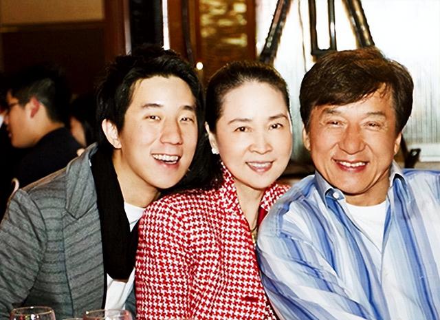 71岁成龙和42岁儿子房祖名在瑞士罕见同框！手机成最大亮点