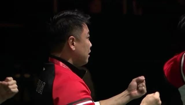 成都的决战之夜,空气中弥漫着紧张与期待。