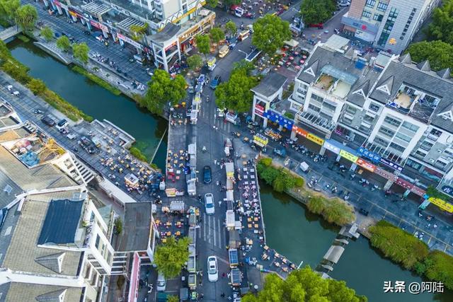 每当夜幕降临,一半天台人好像都在新城广场,这里的夜市太热闹了