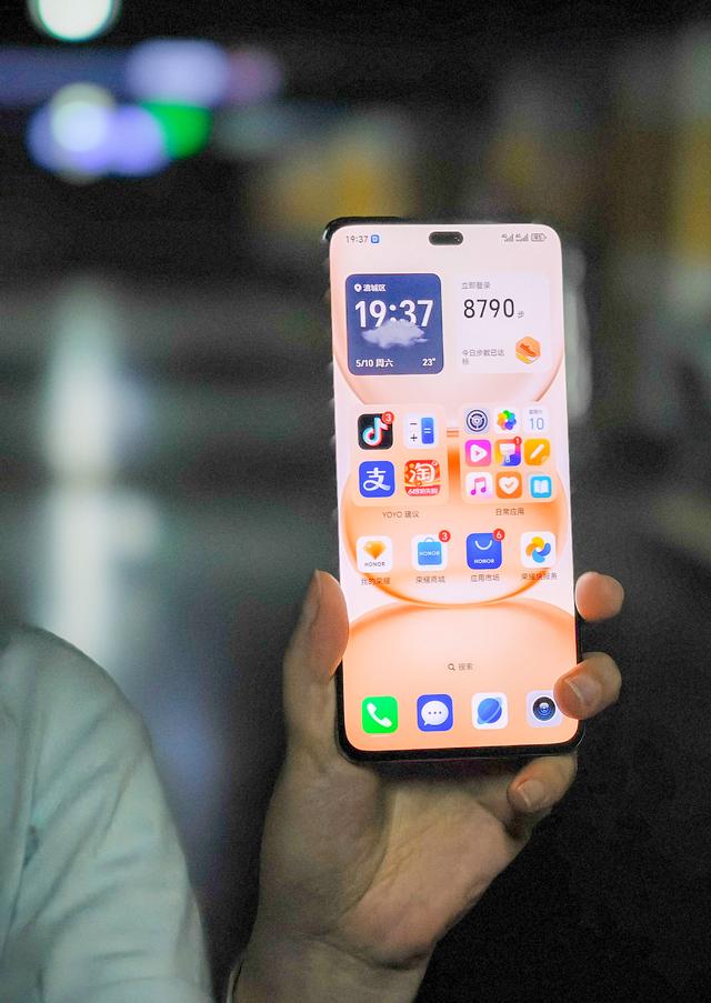 荣耀史上续航最强千元机！8000mAh+四曲屏，这手机是充电宝成精？