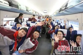 十堰学子乘研学专列“跟着课本游北京”图片