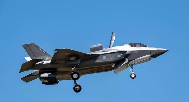 日本航母正式出港！高市早苗紧急表态后	，普京做了一个明智的决定