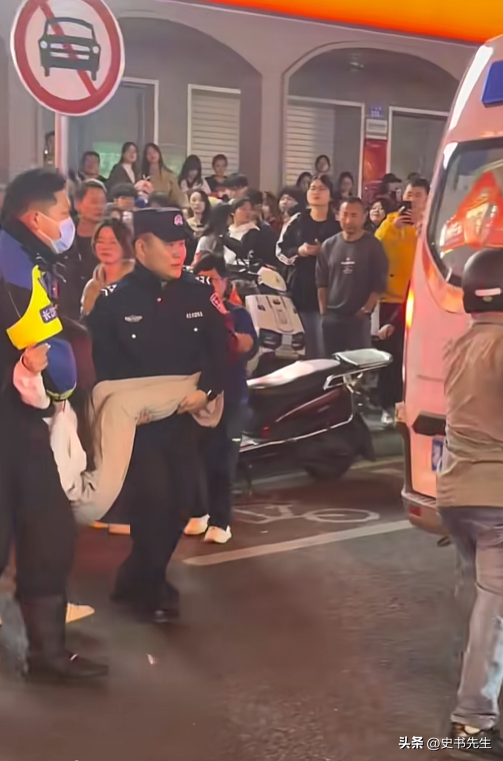 长沙潮宗街突发意外！装修墙体倒塌，四人被埋废墟，众人徒手救援