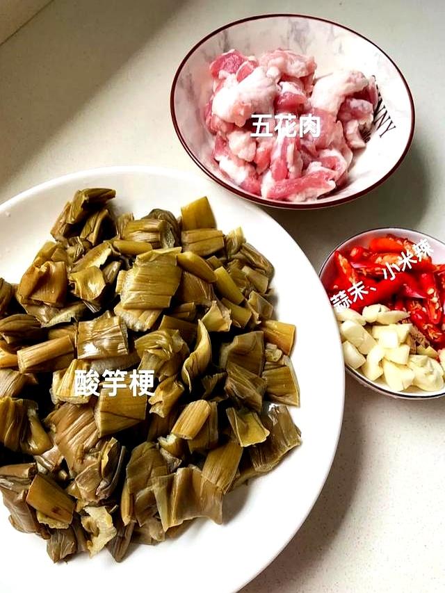 酸芋梗炒五花肉：两广人家的下饭传奇，一口惊艳的隐藏美味