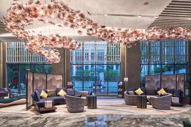 5分钟到达新兴南站！凭高铁票住房享9折优惠、泡汤泉低至¥48元/人！来禅域小镇玩转两天一夜！