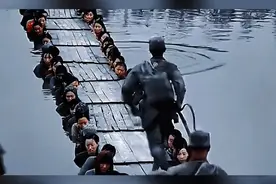 孟良崮战役中的‘人桥’：32位妇女以身架桥，部队才顺利过河图片