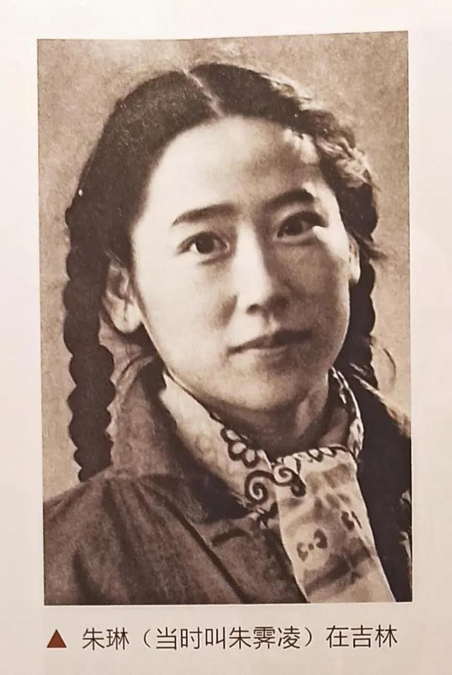 李鹏总理年轻时有多帅？1959年在吉林留影，31岁玉树临风气质不凡