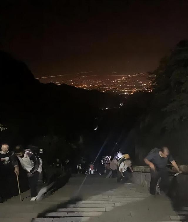 泰山失联20天小伙半月前找到！遗体藏200米悬崖缝，最后画面曝光