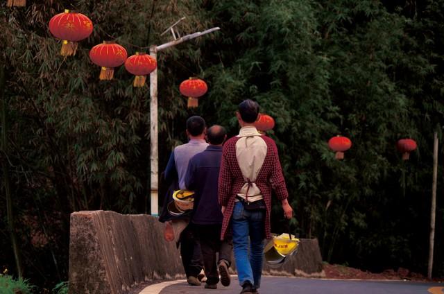我教村花学开拖拉机，拖拉机一颠一颠，她的身子也一晃一晃