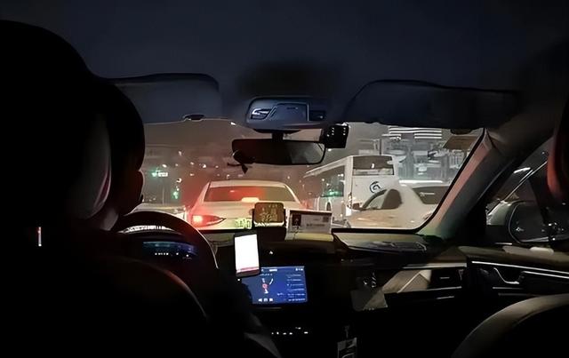 女子聚餐时与男友发生口角离开，同桌男子执意送其回家后欲强行发生性关系 判了！