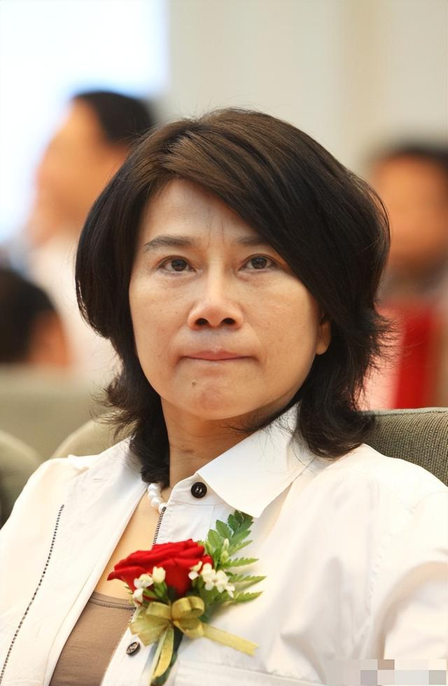 雷军没想到，十亿赌约12年后，董明珠一个举动再令所有人刮目相看