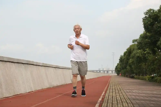 医生建议：70岁以上的老人，宁可天天玩手机，也不要随便做这4事