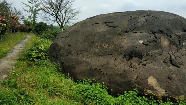 重庆九龙坡有一座明朝大寨，拥有18道城门，相传张献忠在此称帝