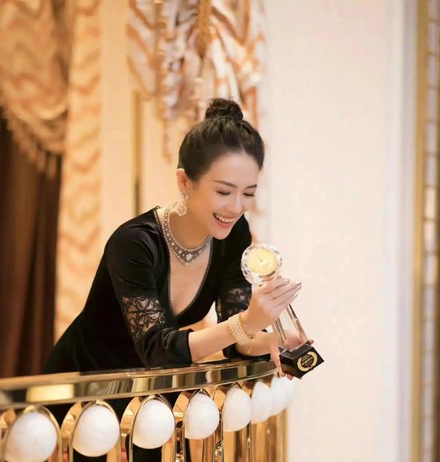 章子怡第五座金莲花奖黑蕾丝露半球46岁风情万种韵味足汪峰糊涂啊