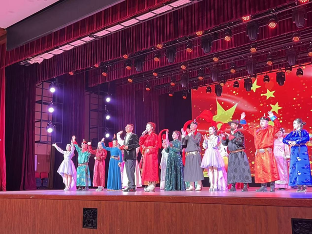 北疆文化神州行——乌兰牧骑全国巡演60周年纪念演出（赤峰市）在西城区举行