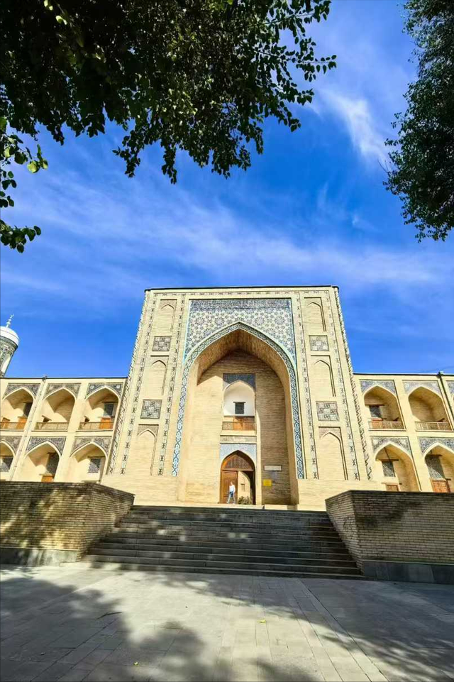 中亚旅游天花板，被戏称为“放大版新疆”，安全系数高，一眼千年