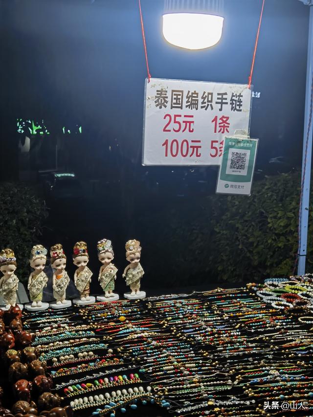 西双版纳的江边夜市