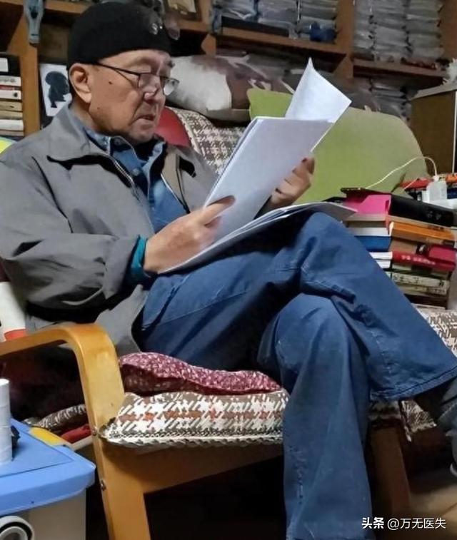 78岁李保田近况令人唏嘘，住处杂乱喝10元桶装水，如今老到不敢认