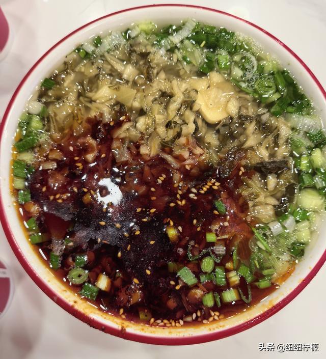 在甘肃省定西市临洮县吃了牛肉面，一碗面条多到足够两个人一起吃