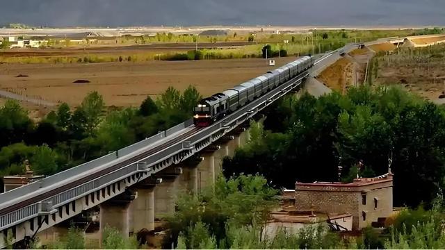 西方专家直言养不起，中国为何坚决砸3600亿，也要建成川藏铁路？