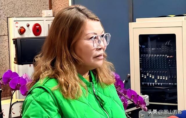 郑丽文“变绿”？何鹰鹭宣布退党，当面质疑郑：为什么不敢喊统一