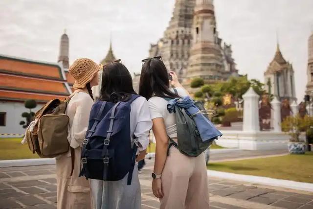 1800 万人春节出境游:不再死要面子!中国人的钱,全花这三件事上