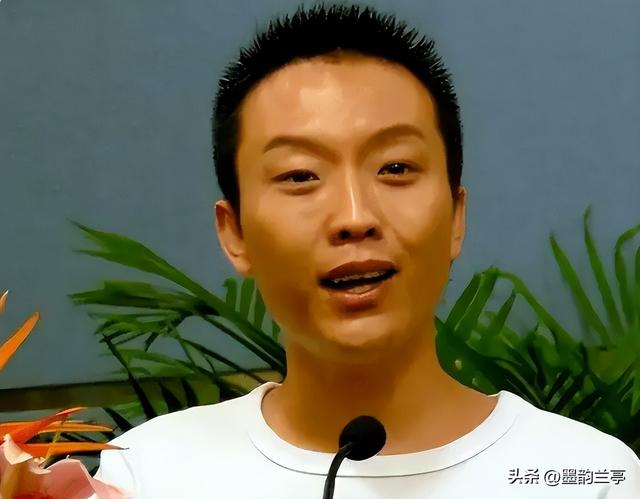 善恶终有报！47岁“跌落神坛”的李玉刚，终是活成了“跳梁小丑”