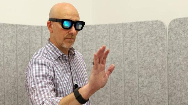 苹果AR眼镜藏大招：靠iPhone算力跑visionOS，无绳方案在路上