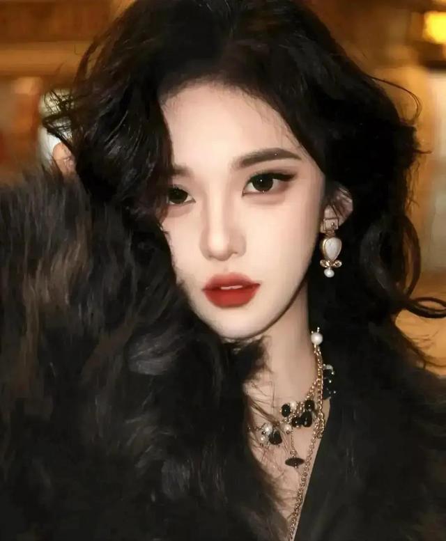 山东青岛一校花，仙姿玉色	，堪称上帝吻过的容颜，让人移不开眼