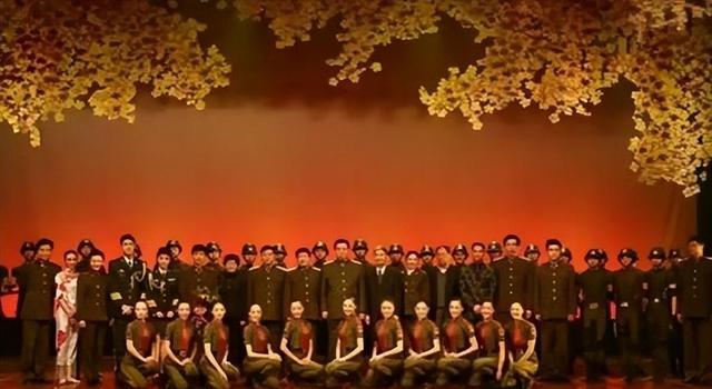 演员李飞接不到戏，"落魄"到陪母亲摆摊卖鱼	，背后的真相太现实