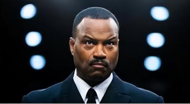 特朗普打出第二张牌，马杜罗压力山大，美军为何不敢直接动手？