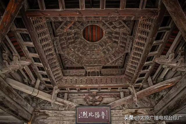 别再刷崛围山红叶图了！亲自去触摸红林间的千年时光，才够劲