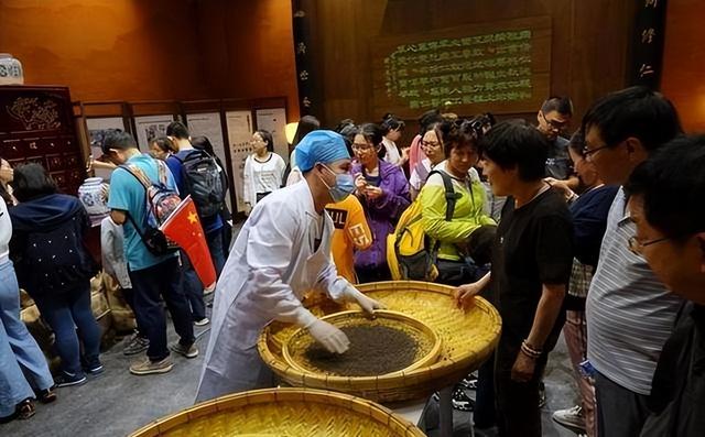 大量日本游客涌入北京，打着旅游幌子不去旅游不吃美食，为啥来？