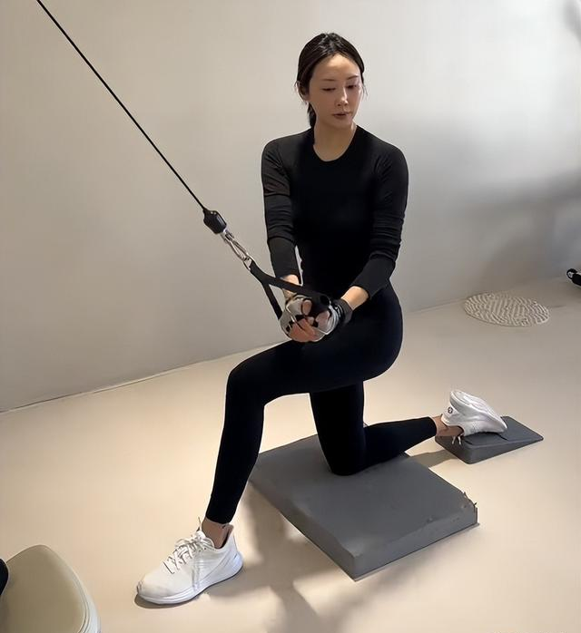 李纯婚后放纵开始还债了，健身累到大腿颤抖，带上北京爷们一起练