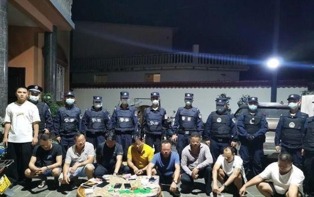 边境赌博有多可怕？女的裸体拍卖，男的生拔指甲，远比想象中可怕