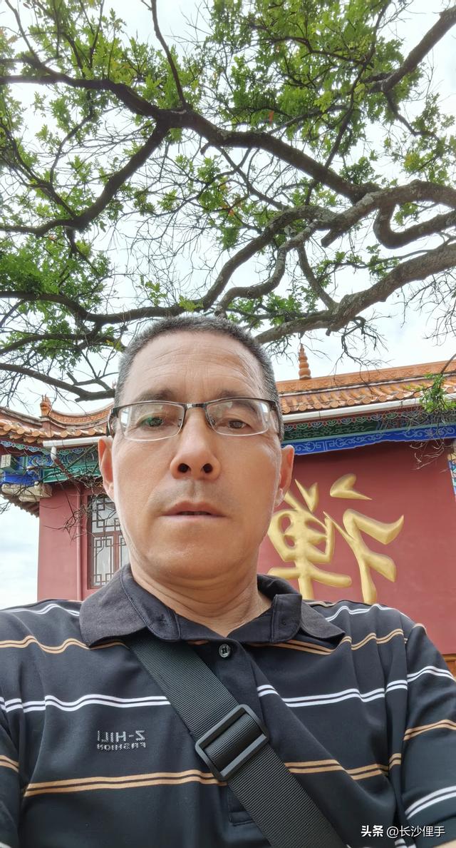 笔架山下湖光平静的抚仙湖