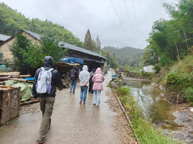 仙居县谷坦水库环线走，半山深处藏人家，依山傍水远繁华