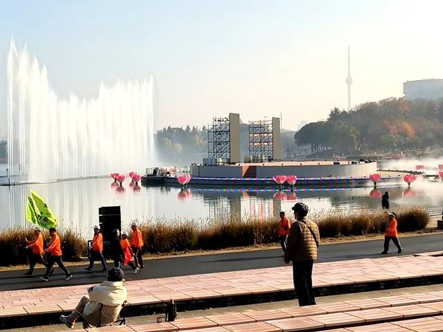 行走在月湖公园