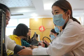 上海一35岁女子每天吃西红柿，坚持一年后，结果让医生都羡慕坏了图片